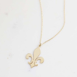 Collier Pendentif Fleur de Lys Personnalisé en Acier Inoxydable Plaqué Or, Pendentif Drapeau et Épée, Breloque Fleur de Lys - Product Image 1
