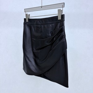 Jupe courte en cuir noire froncée avec fermeture éclair latérale, style enveloppant, coupe droite et ajustée, pour femme, idéale pour le style urbain et les loisirs. - Product Image 2