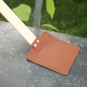 Vente en gros de tapettes à mouches en cuir PU avec manche en bois, personnalisables, perforées, outil durable de lutte antiparasitaire - Product Image 6