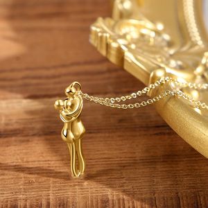 Collier pendentif pour femme en alliage de zinc doré plaqué or 14 carats, motif abstrait de figure humaine mère et fille enlacées, bijou cadeau - Product Image 2