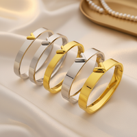 Bracelet manchette en acier inoxydable plaqué or 14 carats avec breloque en V et initiale, anti-rouille, unisexe, étanche, vente en gros