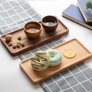 Plateau carré en bois massif, noyer et hêtre, design minimaliste, pour servir des fruits, des en-cas, du pain - Product Image 1