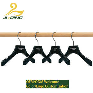 شماعة ملابس فاخرة بطول 40 سم مع شعار مخصص، شماعة واسعة الكتف من البلاستيك ABS للرجال والنساء، شماعة ملابس أحادية الطبقة غير قابلة للانزلاق - Product Image 4