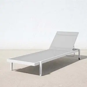 Beyaz alüminyum bahçe mobilyaları sunbeds istiflenebilir yüzme havuzu şezlong
