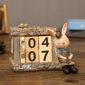 Calendario de Cabina de Conejo Maestro Gu, Decoración de Escritorio de Madera Maciza y Resina, Decoración para Oficina y Hogar - Product Image 1