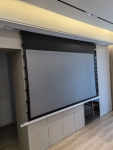 Écran de projection motorisé encastré au plafond ALR de 72 à 150 pouces avec tensionnement par languettes, rétractable et anti-lumière ambiante - Product Image 2