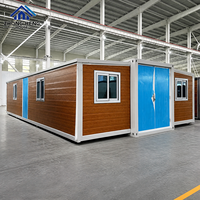 Maison préfabriquée moderne extensible à double aile avec fenêtres centrales en verre, chambre, salon, salle de bain, maison conteneur