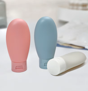 Kit de voyage portable 60 ml : accessoires, shampoing, désinfectant pour les mains, flacon en silicone extrudable avec rabat - Product Image 2