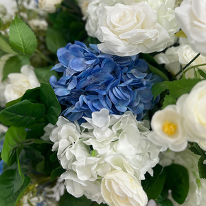 Hortensias et roses blanches artificielles réalistes avec décorations de boules florales pour les vitrines et les mariages - Product Image 3