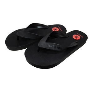 Vente en gros Afrique du Sud : Tongs et sandales de plage en caoutchouc noir, avec sangle à logo personnalisé en relief, offre en gros directe usine - Product Image 1