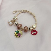 Bracelet ajustable plaqué or avec pendentif cerise et perle rouge lèvres, style vacances, tendance et à la mode, cadeau de rentrée scolaire pour femme