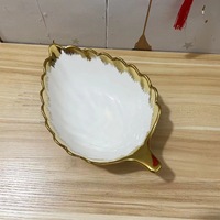 Assiettes à dessert blanches de style nouveau en gros, assiettes en céramique à feuille d'or, assiettes en céramique en forme de feuille pour restaurant et usage familial