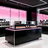 Comptoirs de maquillage, vitrines et aménagement intérieur d'une boutique de cosmétiques moderne.