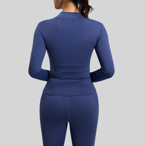 Veste de sport pour femme en polyester uni avec fermeture éclair, idéale pour la course à pied, le yoga et la remise en forme - Product Image 3