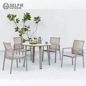 Ensemble de salle à manger moderne pour hôtel, terrasse, jardin, cour ou restaurant, avec table et 4 chaises. - Product Image 4