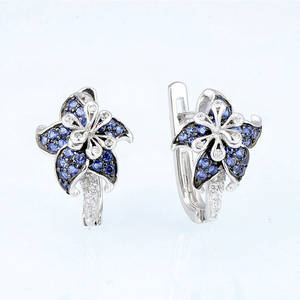 Pendientes Huggie de Mariposa Blanca, Plata 925, Moissanita, Corte Brillante Redondo, Microincrustaciones, Románticos, para Uso Diario de Mujer - Product Image 3