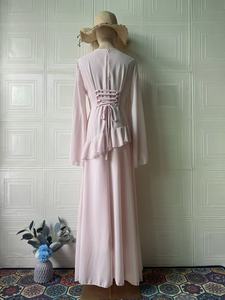 Abito lungo elegante da donna Sharut 2026 con maniche lunghe e vita arricciata, in chiffon traspirante con maniche a campana e volant - Product Image 5