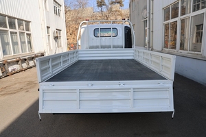 Camionnette Isuzu ELF 4x2 à cabine double et plateau plat, économique en carburant, idéale pour l'entretien municipal et les réparations utilitaires - Product Image 6