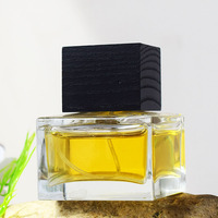 Bouteilles en verre de parfum carrées en cube de luxe de 50ml 100ml Bouchons carrés en bois à bille de couleur transparente personnalisée pour diffuseur d'emballage