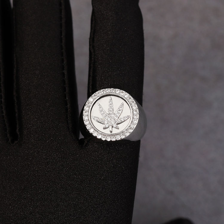 มอยซาไนต์สีขาว-เงิน