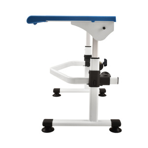 Barra de apoyo para inodoro, diseño moderno azul y blanco, con reposabrazos ajustables para la seguridad de personas mayores en el baño. - Product Image 2