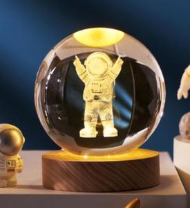 Lampada da Tavolo LED Creativa a Forma di Galassia 3D, Luce Calda 6cm, Sfera di Cristallo con Base in Legno - Product Image 6