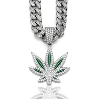 Sophistication Hip Hop Plein Diamant Unisexe Rouge Vert Feuille D'érable Forme En Alliage De Zinc Collier Pendentif pour Street Rap