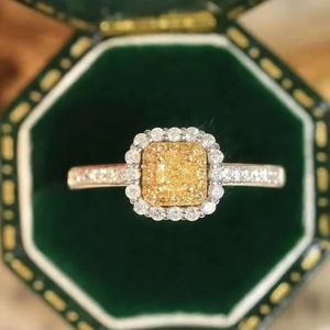 Bague de fiançailles Xinfly avec diamant jaune taille coussin de 0,56 carat, bijoux en or pur 18 carats - Product Image 3