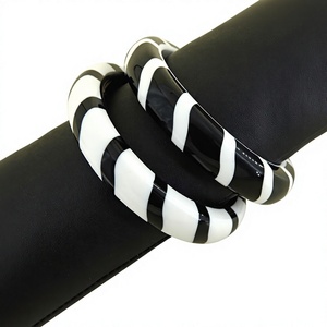 Brazalete Acrílico Clásico de Rayas Blancas y Negras de la Mejor Calidad, Diseño Unisex, Joyería de Moda para Fiestas y Aniversarios para Mujer - Product Image 3