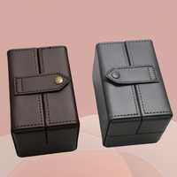 Boîtier de montre de luxe en similicuir avec doublure en velours doux de forme rectangulaire et fermeture à bouton pour le voyage