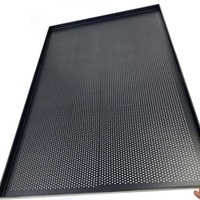 Plaque de cuisson commerciale perforée en aluminium sur mesure pour coins à angle droit, idéale pour le pain, les biscuits, les cupcakes et les gâteaux croustillants