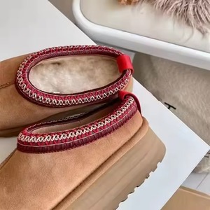 OEM&ODM Bottes d'hiver courtes en laine pour femmes, modèle Uggs Mini, bottes chaudes en peau, bottes confortables, bottes de neige à plateforme pour femmes - Product Image 6