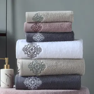 Customized Multicolor Luxury Hotel Soft Lint- Free Embroidered Logo Large Size White 2pcs Bath Towel Set