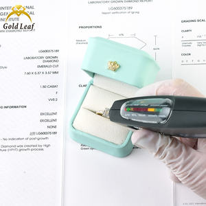 Anello di Fidanzamento Goldleaf con Smeraldo Sintetico Taglio Smeraldo da 4 Carati, Personalizzabile in Oro 10k 14K 18K, con Certificato IGI, Diamante Sintetico VVS/DEF/CVD - Product Image 4