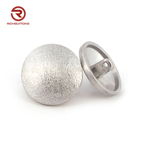 Bán Buôn Thân Thiện Với Môi Màu Đen Vòng Dome May Nút Biểu Tượng Tùy Chỉnh Blazer Khắc Brass Vàng Kim Loại Chân Mạ Kỹ Thuật - Product Image 2