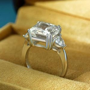 Anello di Fidanzamento Q744 con Diamante Taglio Principessa in Oro Bianco, Colore D Naturale, per Donna - Product Image 3