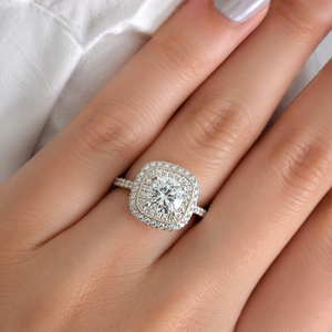 Anello con Gemma Quadrata Incastonata per Donne, Gioiello da Dito Elegante e Scintillante alla Moda - Product Image 2