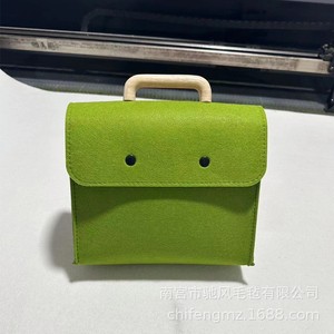 Nuova <span class=keywords><strong>Borsa</strong></span> <span class=keywords><strong>in</strong></span> <span class=keywords><strong>Feltro</strong></span> con Manico <span class=keywords><strong>in</strong></span> Legno, Coperchio e Interno <span class=keywords><strong>in</strong></span> <span class=keywords><strong>Feltro</strong></span>, Ideale come <span class=keywords><strong>Borsa</strong></span> Regalo per Trasportare Articoli da Ufficio - Product Image 2