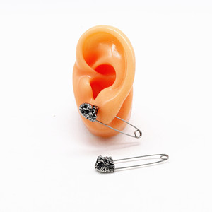 Yunnique Boucles d'oreilles pendantes en forme d'animal, design tête de loup en acier titane, bijoux de fête pour hommes et femmes - Product Image 2