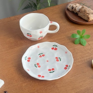 Ensemble tasse et soucoupe à café en céramique portable, style coréen, inspiré d'Instagram, motifs floraux peints à la main, parfait pour le thé de l'après-midi - Product Image 3