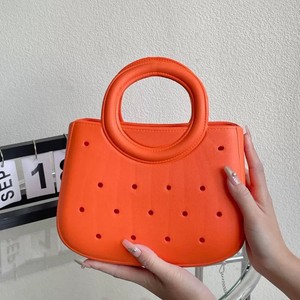 Bolso de mano EVA para mujer, nuevo bolso DIY con agujeros, impermeable, para ir al trabajo, para la playa, moderno y portátil, con agujeros circulares. - Product Image 4