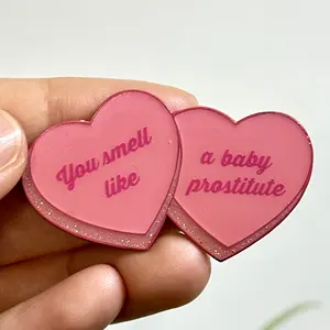 Broche em forma de coração personalizado com broche de esmalte macio e duro para decoração