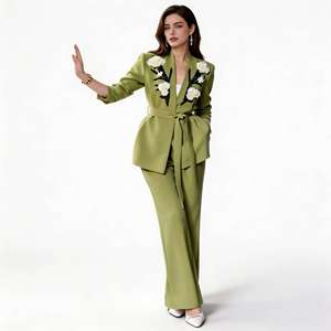 Elegante Completo da Donna Verde Oliva <span class=keywords><strong>in</strong></span> Raso <span class=keywords><strong>con</strong></span> Ricami Floreali, Blazer Impermeabile a Due Pezzi <span class=keywords><strong>con</strong></span> <span class=keywords><strong>Cintura</strong></span> <span class=keywords><strong>in</strong></span> <span class=keywords><strong>Vita</strong></span> e Maniche Lunghe, Formale - Product Image 1