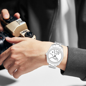 Montres en gros pour hommes à prix abordable, montre-bracelet à quartz personnalisable avec logo pour hommes, montre à cadran avec couronne « Qui s'en soucie, je suis déjà en retard » - Product Image 3