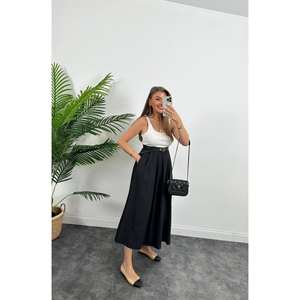 Jupe longue élégante noire taille haute pour femme en viscose et mousseline, fluide et ample, avec poches latérales et fermeture boutonnée - Product Image 2