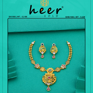 Collier élégant traditionnel en or avec motifs floraux et accents de pierres précieuses, bijoux de mariée classiques avec boucles d'oreilles assorties - Product Image 2