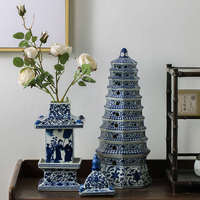 Sculpture de pagode en céramique de porcelaine bleue et blanche antique de Jingdezhen, design Feng Shui émaillé, style ange, décoration d'intérieur