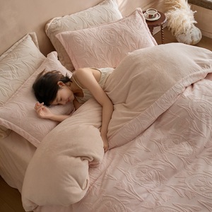 Juego de cuatro piezas de terciopelo tallado MM A-class, con relleno de leche espesado, cubrecama de lujo cálido para invierno, se puede usar sin ropa, ropa de cama de terciopelo. - Product Image 1
