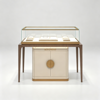 Vitrine à bijoux rectangulaire en verre de luxe sur mesure, cadre or champagne, éclairage LED, double porte, armoire de rangement, pieds en bois