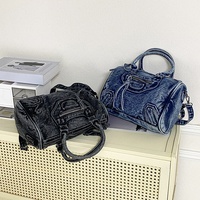 Tas Boston Denim Terbaru 2025 Wanita Vintage Kapasitas Besar Tas Selempang Bahu Tas Jinjing Santai dengan Desain Ritsleting